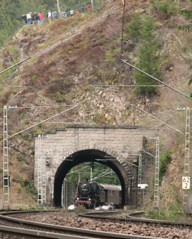 52 740 vor dem Gaisloch-Tunnel