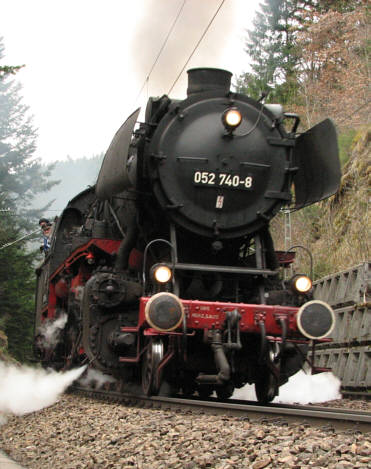 052 740 dampft die Schwarzwaldbahn hinauf