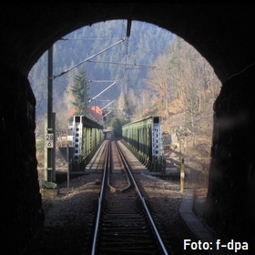 Stromschiene als Tunneloberleitung im Murgtal. Foto: f-dpa Passlick