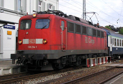 Lok 139 214 vor Militärzug auf der Schwarzwaldbahn