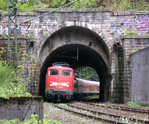 Schwarzwaldbahn, Auseger der Oberleitung im Sommerberg-Tunnel